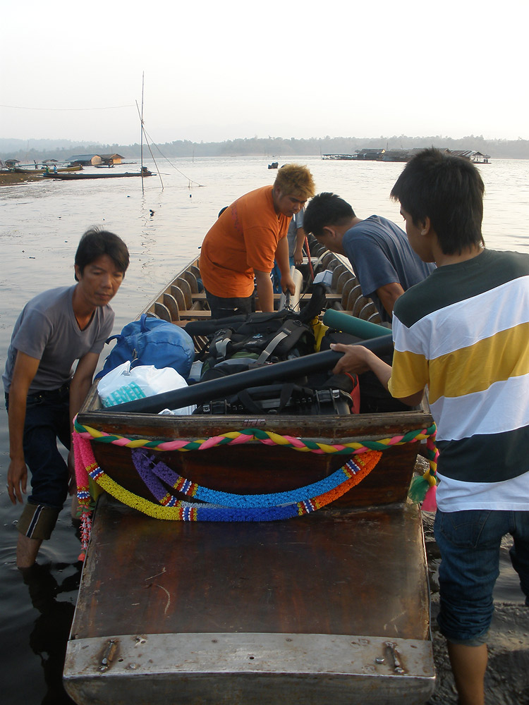 ขนของลงเรือ