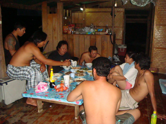 ทำกับข้าวเสร็จ ก็นั่งกินข้าว แถมคุ