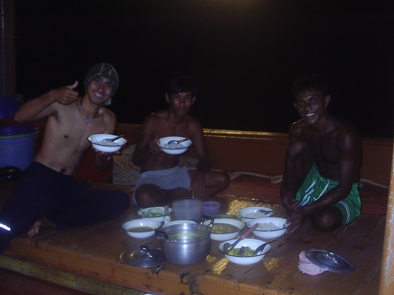 พอหัวค่ำก็กินข้าวกันบนเรือก่อนฝีม