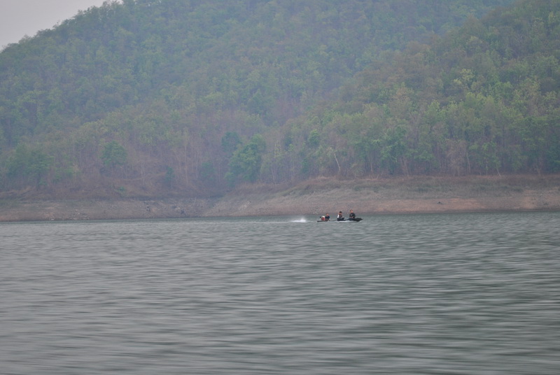 วันนี้วันหยุด เรือนักตกปลา ทั้งเรือท้องถิ่น แลเรือเร็ว ที่มาตีเหยื่อรวมๆ เกือบ 20 ลำ