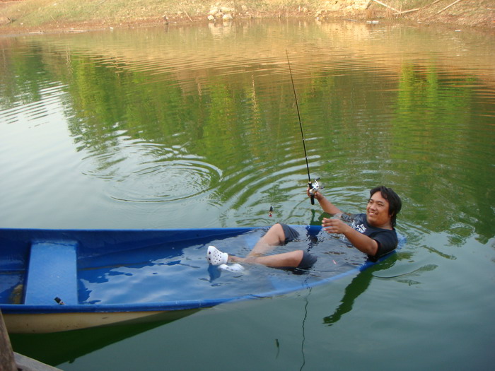 ส่วนผม ลงเรือตีปลา ดีก่า    :laughing: :laughing: :laugh