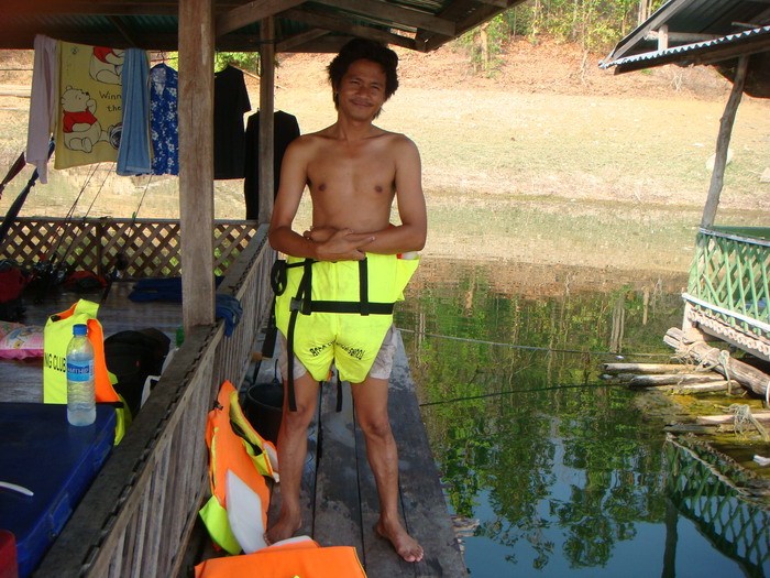 นี่ก็อีก 1 วิธี ของการใส่เสื้อชูชีพ 