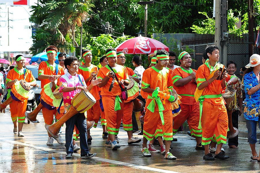 ชุดสีแสบตาจิง ๆ  :laughing: :grin: