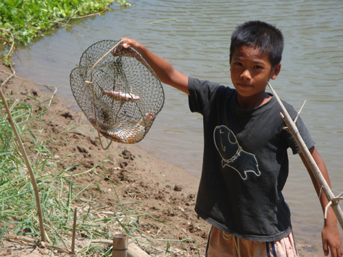 พอดีบ้านติดกลับแม่น้ำท่าจีน ก็มีเด็กๆแถวบ้านหลงมาตกปลาอยู่หนึ่งคน เราจึงไปแอบดูว่าสถาณะการณ์เป็นงัย
