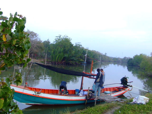 ลงเรือบังแหลม ที่หัวไทรครับ 