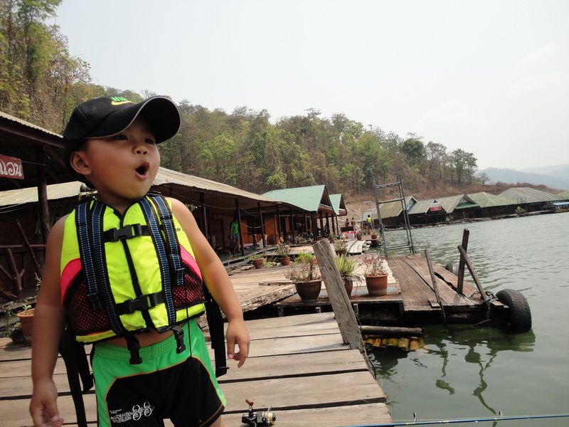 ตั้งแต่พาน้องเคน ขึ้นเรือ สวมชูชีพให้ บอกตามตรง ไม่เคยทดสอบเลยว่า ชูชีพจะเอาอยู่มั๊ย ลักษณะ การลอยตั