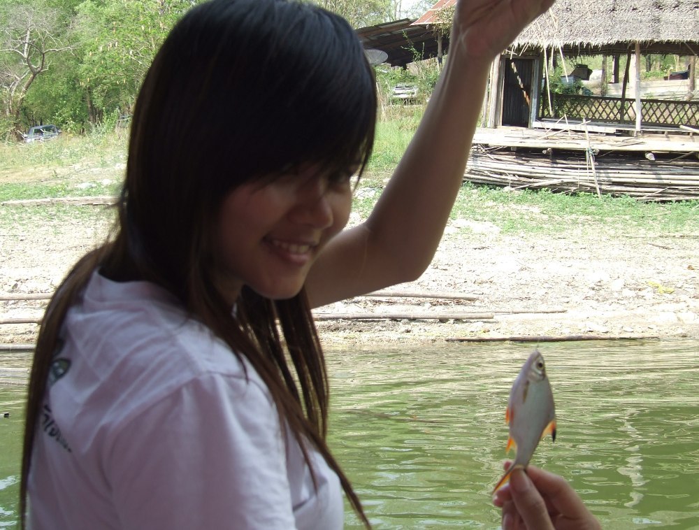 กลับมาถึงแพ น้องอุ้ย ก็หาอาหารรอไว