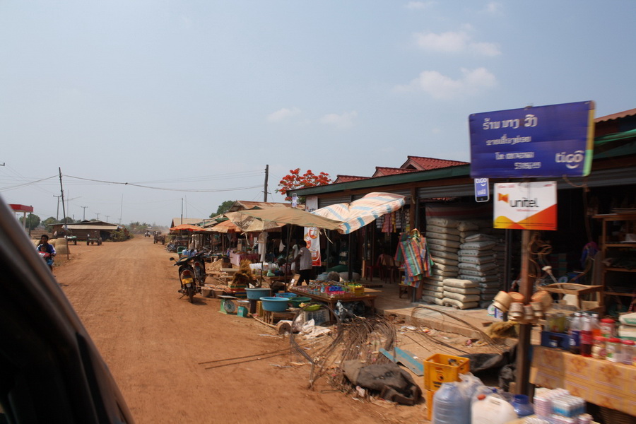 สองข้างทาง มีร้านค้า มากมายตามประสา ตัวเมืองใหญ่ครับ