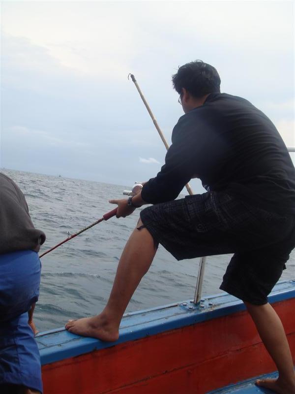 แล้วก็มีเสียงดังมาถึงท้ายเรือ   คันหัว คันหัว คันหัวก็เกาจิ จะได้หายคัน  :laughing:
ส่งตากล้องไป อ่