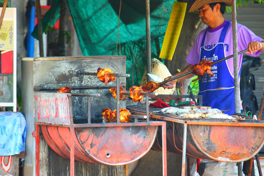 ไม่ลืมแวะซื้อไก่ย่างแสนอร่อยที่อ.ป่าติ้วครับ... :umh: :umh: :umh: :umh: :umh: