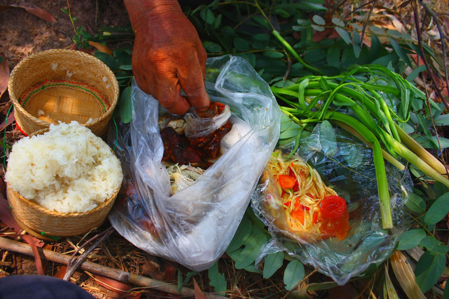 ในที่สุดพ่อใหญ่ก็ยอมกินข้าวเที่ยง...โอ้วววว...สาบานนะว่ามือน่ะพ่อใหญ่.. :laughing: :laughing: :laugh