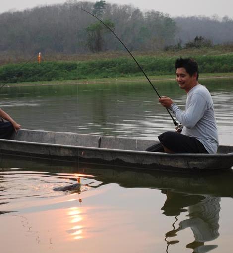 ขออภัยทุกท่านครับ   ผบ.ทบ.ไล่ให้ไปนอนแว๊วครับ  พรุ่งนี้จะมาต่อครับ  กับภาพมันส์ๆที่ยังไม่หมดครับ :la