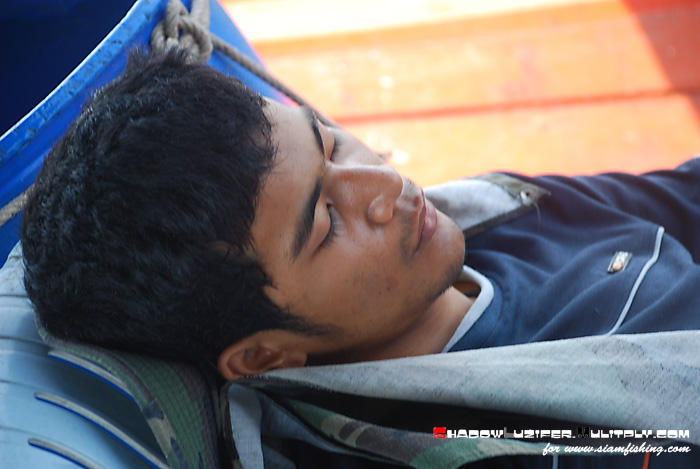 .........สภาพนี้

(โดนคลื่น 3-4 เมตร ถอนสมอไปหลบหลังบุโหลนแทบไม่ทันเลยครับ)