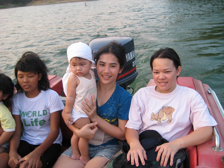 ตกเย็นพาชาวร่วมทริปนั่งเรือ ชมบรรย