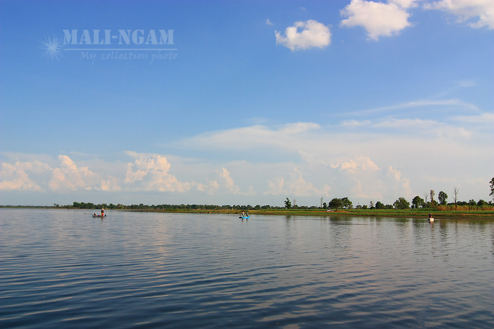 สวัสดีครับ น้า kanok_tan
---------------------------------.
เข้ามาได้หน่อยนึง  เจอ เรือ 3 ลำ  กำลั