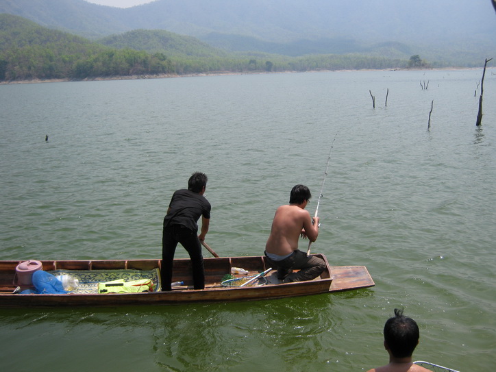 เอาเรือตามครับเพราะใช้สายแค่15ปอนด์ไม่สามารถงัดมันออกมาได้ :grin: