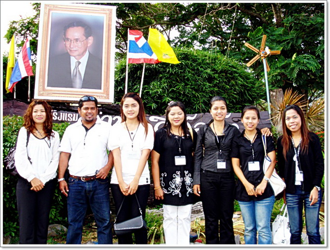 คณะบางส่วนร่วมเดินทางกัน

..สาวๆหลายคน มีความสุข อิ่มใจ...หล่นรอยยิ้มมิหยุดหย่น  :smile: :smile:
