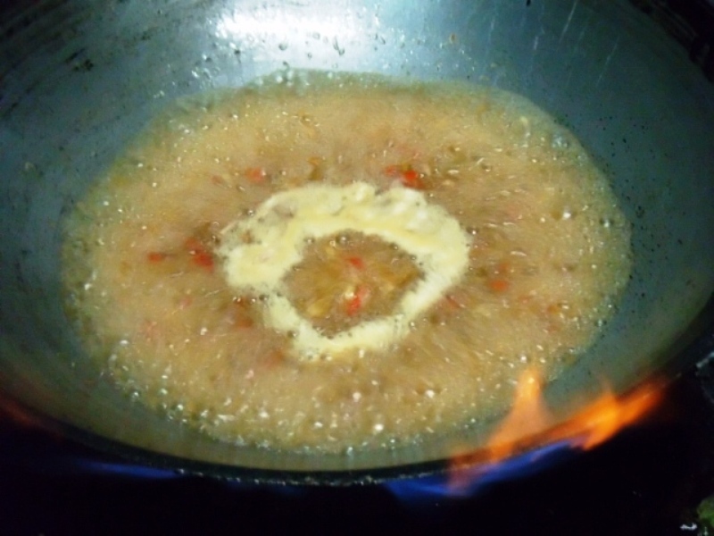 พอเหลืองได้ที่ เติมน้ำลงไปเลยครับ  :