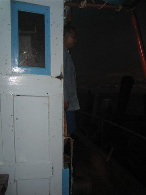 ไต๋เรืองคนนี้เลยคับ.....สุดจ๋าบ...ไม่รอช้า..สั่งลูกน้องให้มาช่วยขนของลงเรือคับ :cheer: :cheer:
