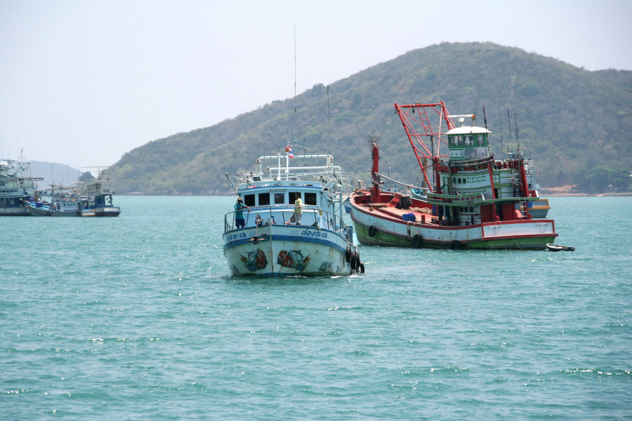 ตามเวลานัดแบบคลาดเคลื่อนนิดหน่อย บ่ายสองเรือลำใหม่ไต๋สมชายสัตหีบ ก็มาถึงท่า  :cheer: