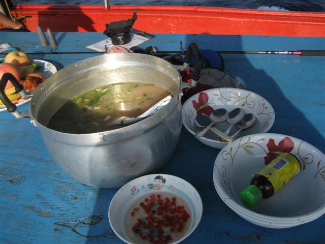 อาหารมื้อเช้าได้ถูกเสริฟมา..มันเป็นข้าวต้มทรงเครื่องร้อนๆ
เป็นมื้อที่ถูกใจผมมากคับ..ในขนาดยังง่วงๆน