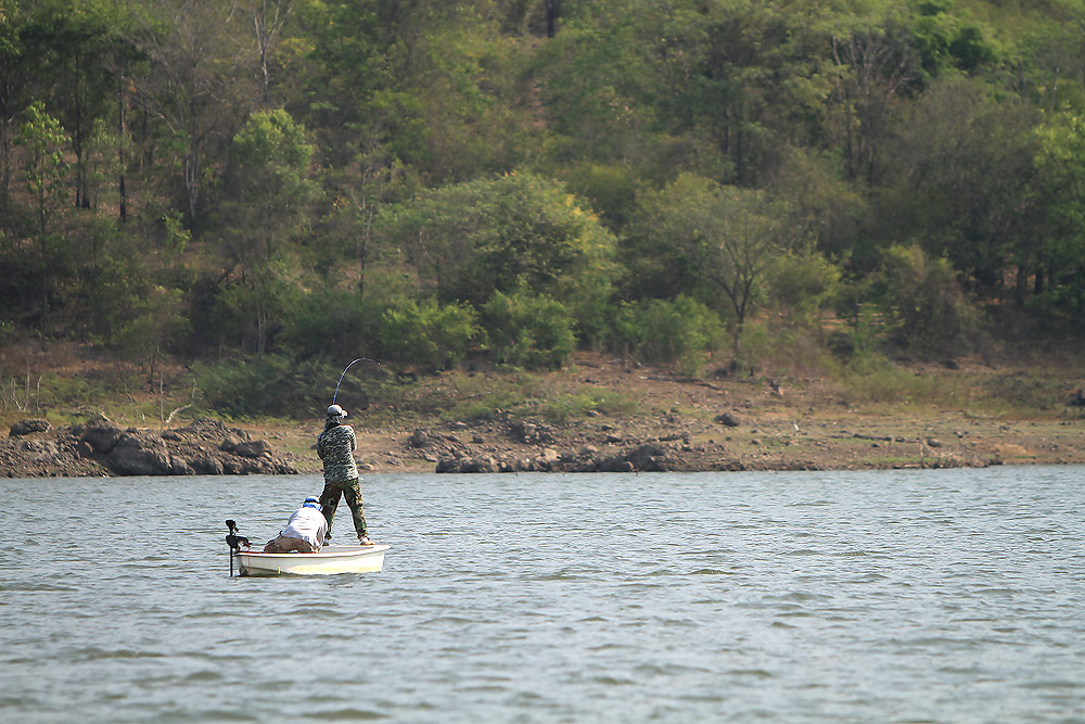 "ของจริงว่ะ"

ผมกับน้าเอก นั่งขำกันอยู่ในเรือ ว่า  

"นี่เรามาทำอะไรกันวะ ปลาไม่เห็นกัดเหยื่อ