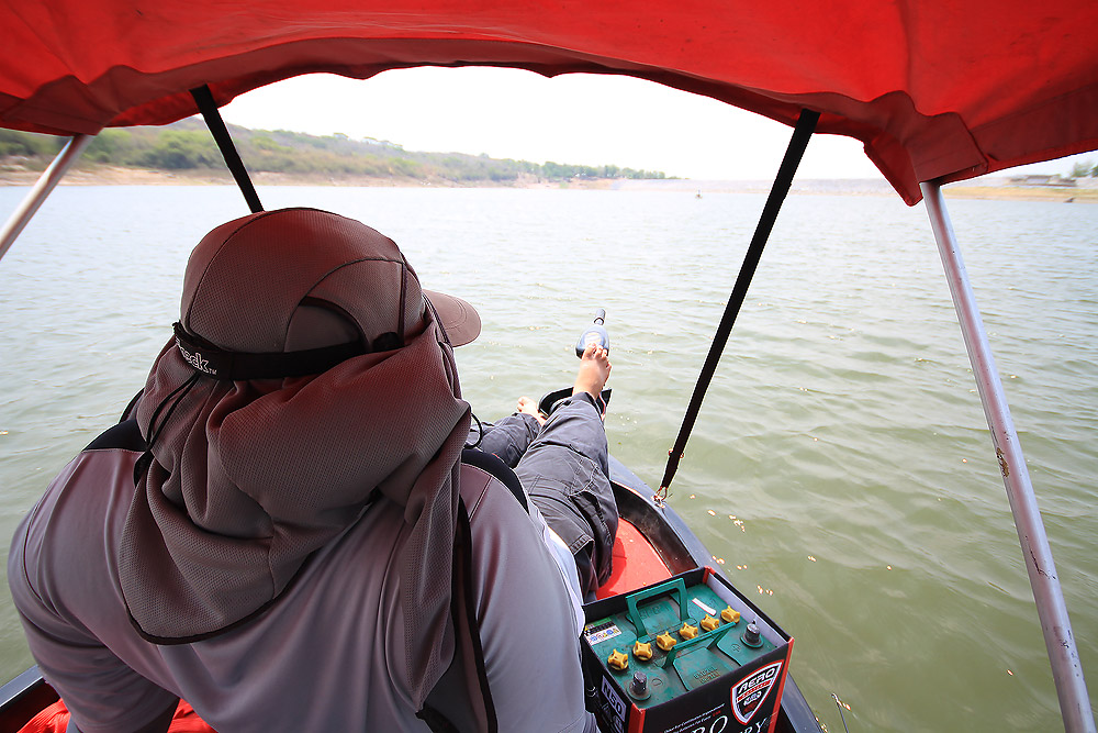 แต่หลังคาทอดเงาไม่ถึงหัวเรือ น้าเอ