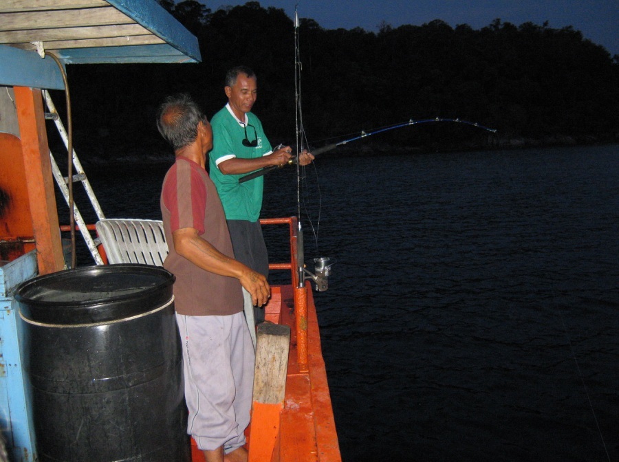 <<<<<< พอค่ำมืด ท้ายเรือก็แผลงฤทธิ์ทันที >>>>>>