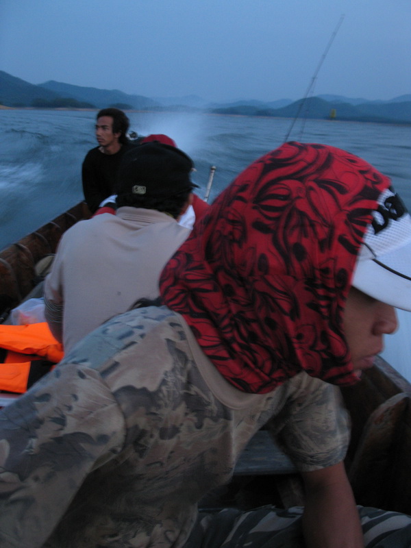  

[b]เรือมาแล้วครับ   วันนี้ลงเรือ   อา