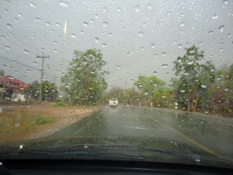 ทั้งลม และฝน 
ดีใจครับ ฝนตก เผื่อปลา