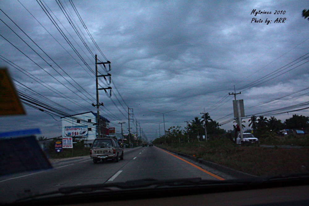 ออกเดินทางตั่งแต่หกโมงเช้า

วันนี้อากาศครึ้มๆ :smile: