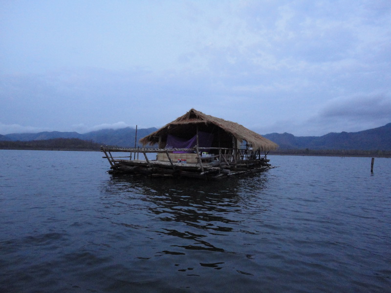 ลอยเรือออกมา จะลองไปตีสุ่มดูก่อน เคนยังไม่ตื่น ไม่เป็นไร