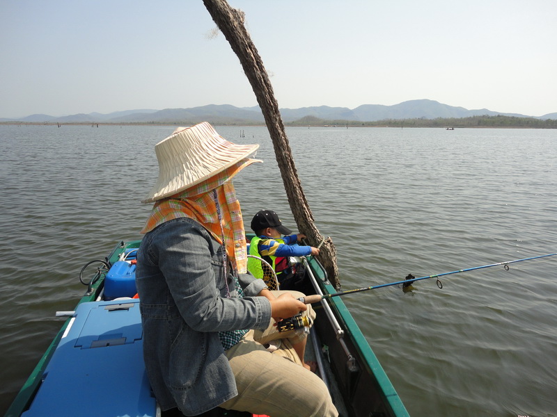 ต้องมัดเรือรอครับ 