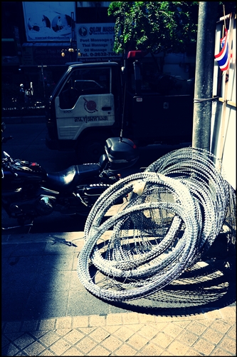 ตามถนนมีแต่ลวดหนามวางไว้เป็นระยะๆ 