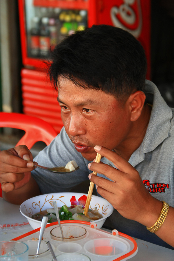 ก่อนกลับแวะกินข้าวกันซักโบก....
เย็นนี้ มาแถวนี้ก้อต้อง ก๋วยเตี๋ยวทะเลดิค๊าบ
 :smile: :smile: :smi