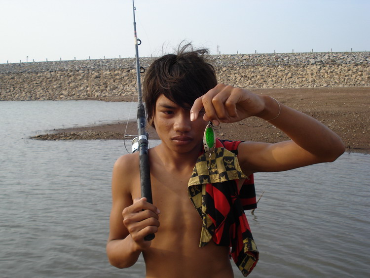 เพื่อตอบแทนน้ำใจน้องเค้า...เลยให้สปูนไปหนึ่งตัว....แล้ววานให้น้องเค้าถ่ายรูปใหหน่อย... :cheer: :chee