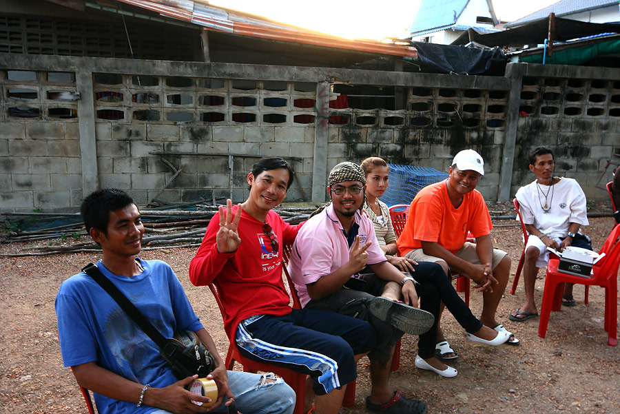 ตอนนี้ ผมอยู่ ต่างจังหวัด พอดีที่ ที่พักมี WIFI เลยขอมาลงรูปให้อีกซักหน่อย ครับ

 :cheer: :cheer: 