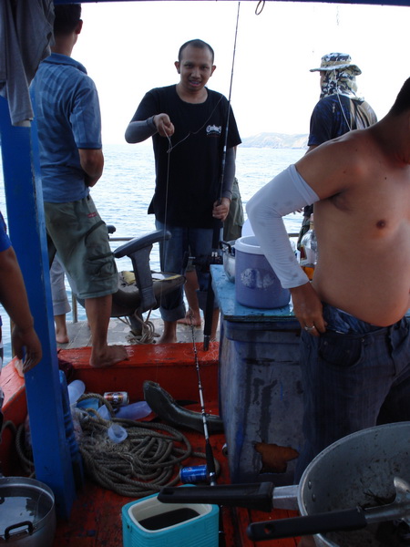 ท้ายเรือ หม้อ ไห กะละมัง แก้ว ปลาดิบ กับข้าว กับแกล้ม 

เละหมดเลยครับ เพื่อที่จะนำปลาขึ้นมาให้ได้ก