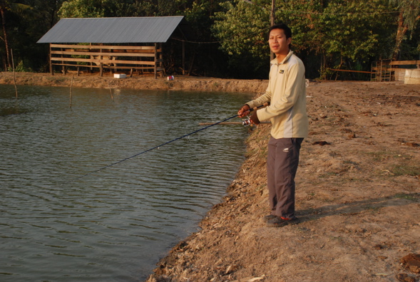 ลอง ตีไปอีกตัว กับ เหยื่อ กุ้ง เต้น  (ขอเรียกว่ากุ้งเต้นก็มัน ดีดดิ้นซะน่าดูชมเลย)   :grin: :grin: :