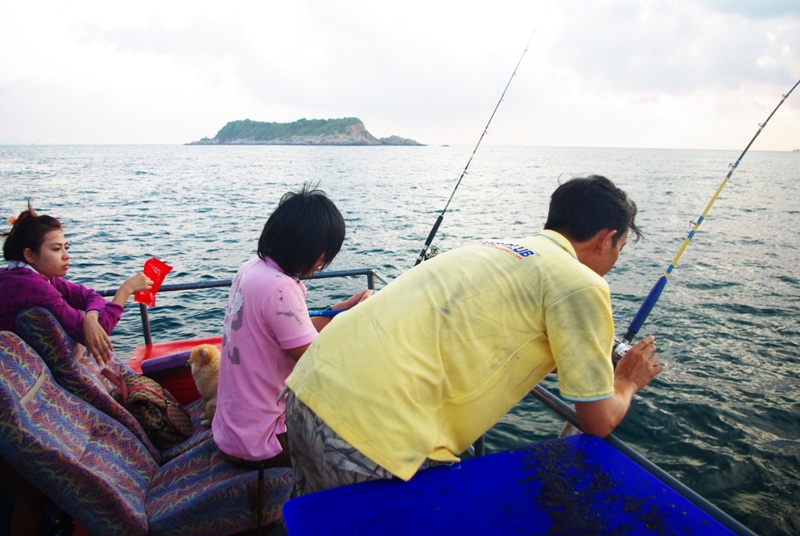 แล้วทางท้ายเรือก็เริ่มคึกคักอีกครั้ง มีทั้งสายหน้าดิน สายลอย บาลานซ์กลางน้ำ สายพันกัน มั่วไปหมดเลยคร