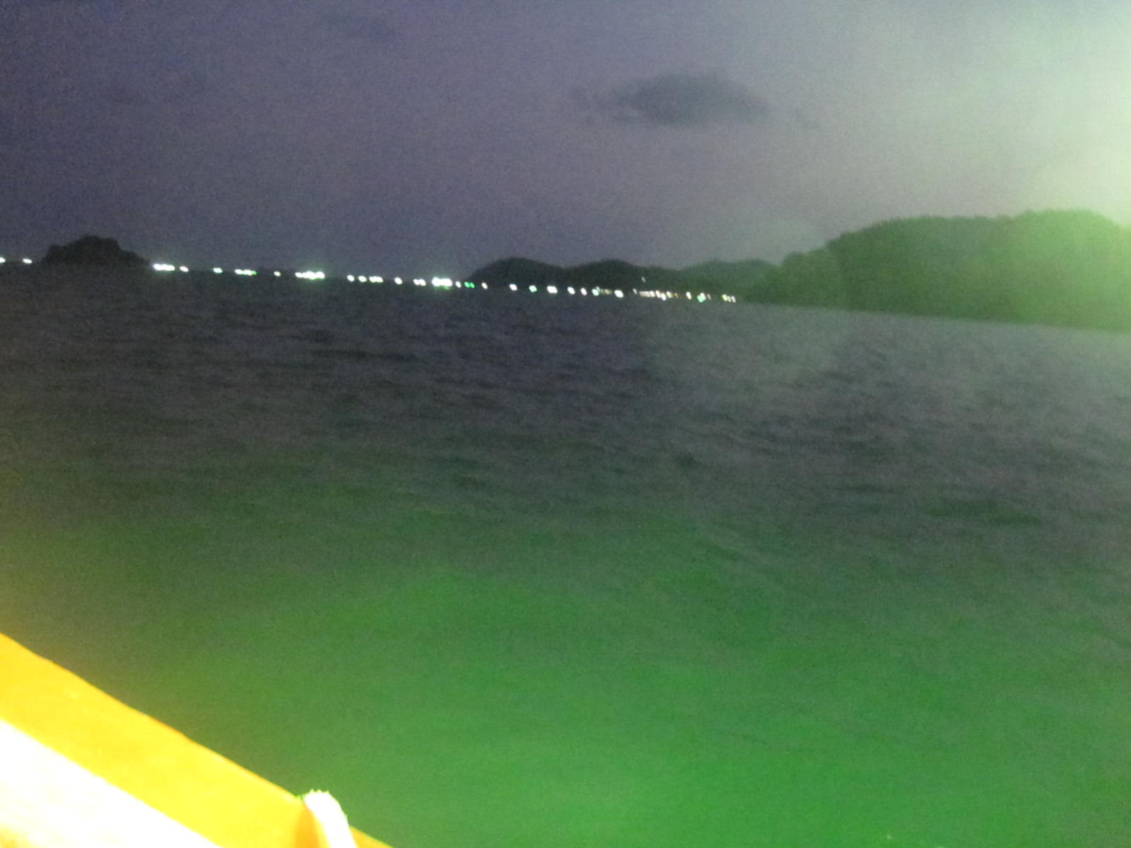 เเสงจากเรือไดร์หมึกหน้าหาดทรายรี ซึ่งคืนนี้มีปลาหมึกเป็นเหยื่อพอสมควร