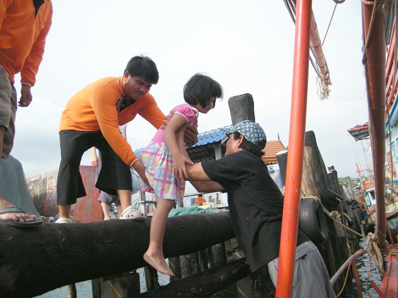 ได้เวลาลงเรือกันแล้วจ้า...น้องกริ๊ป
