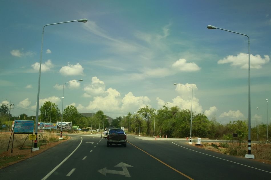 ตรงมาอีกก็จะเจอ 4 แยก ถนนตัดใหม่สายในที่มาจาก แยกวังมะนาว ผ่านหนองหญ้าปล้องมา :cheer: :cheer: