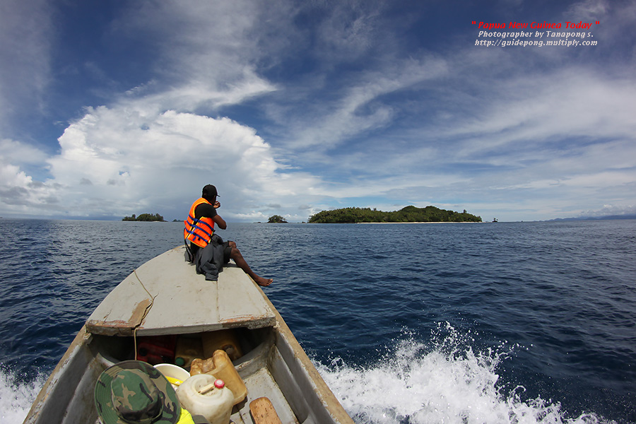 เจ้าถิ่นอีกคน นั่งอยู่หัวเรือ คอยดูสีน้ำระดับความลึกจากประสพการณ์ และหาเชื้อปลา น่าทึ่งจริงๆ  :smile