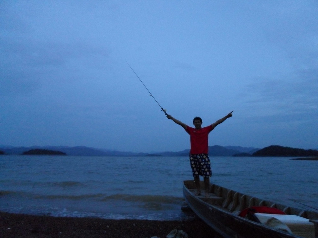 ก่อนลงเรือครับ  ท่าเก่งของผม :cool: :cool: :cool