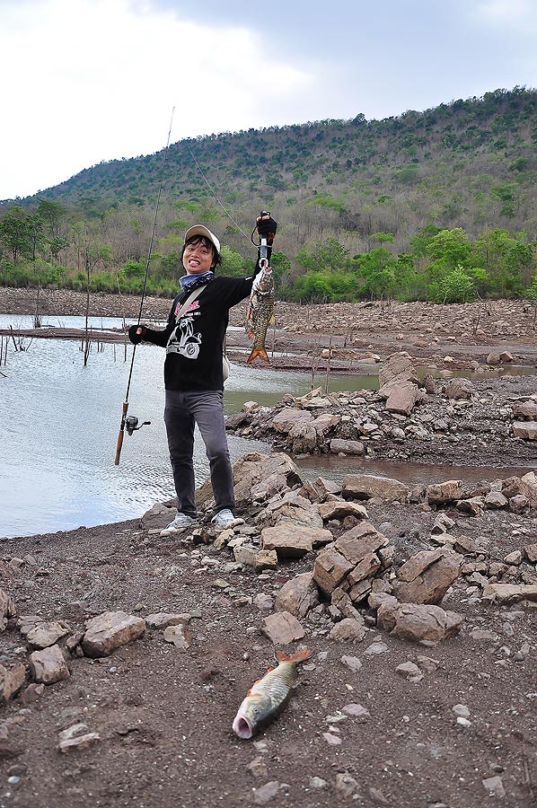 แถมต้องวิ่งไปถ่ายรูปให้นังมัสใกล้ๆอีกอ่ะ :mad: :mad: :grin: :grin: :grin: :grin: