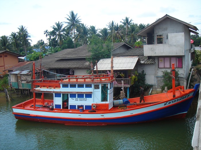 เรือลำนี้รับบริการตกปลาคับ  เรือบังอ้อมคับ   ตอนนี้เปลี่ยนสีใหม่แระ :cheer: :cheer: :cheer: