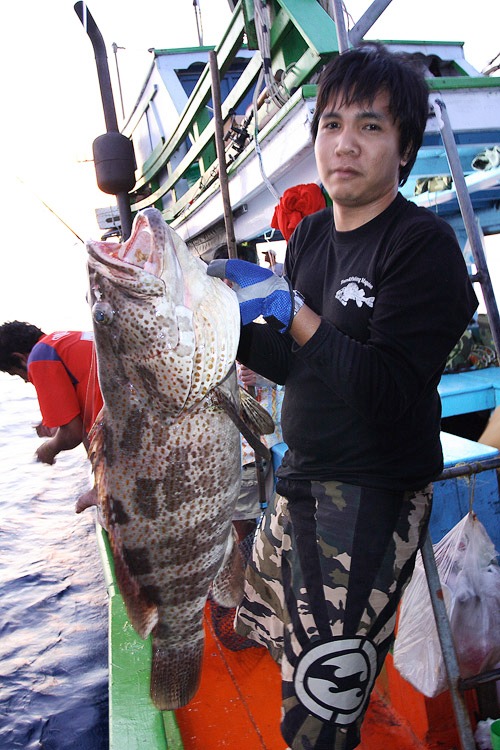 ที่เกาะช้าง กับเรือ ไต๋อ้วนเมื่อปีที่แล้ว :grin: :grin: :grin: :grin: