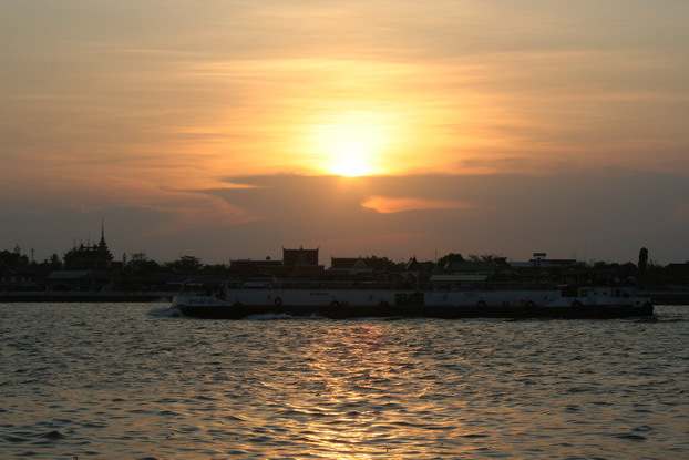 

                                      ภาพเรือขนส่งทางน้ำวิ่งผ่านตามลำน้ำเจ้าพระยา