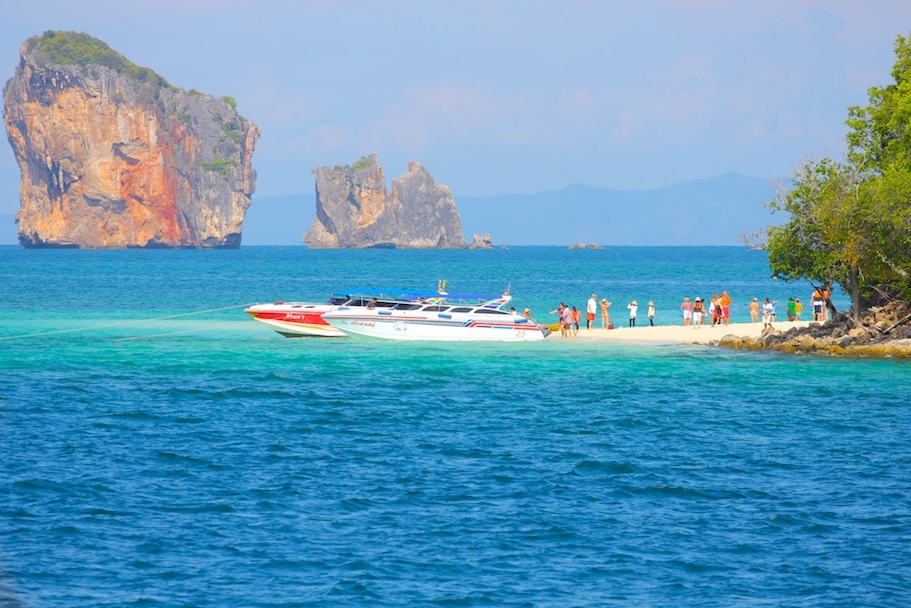 เรือเล่นผ่านถึงตรงนี้ ทางเรือเค้าบอกว่าเป็นทะเลแหวก แต่ช่วงนี้จะแหวก ให้เราชมตอนเย็น

iso 100 f5 s